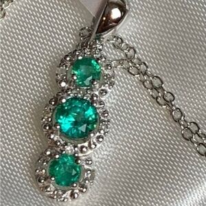 Stunning Platinum plated on sterling silver Natural Emerald & diamond necklace